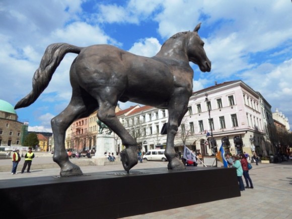 Még marad a Leonardo-ló a pécsi Széchenyi téren