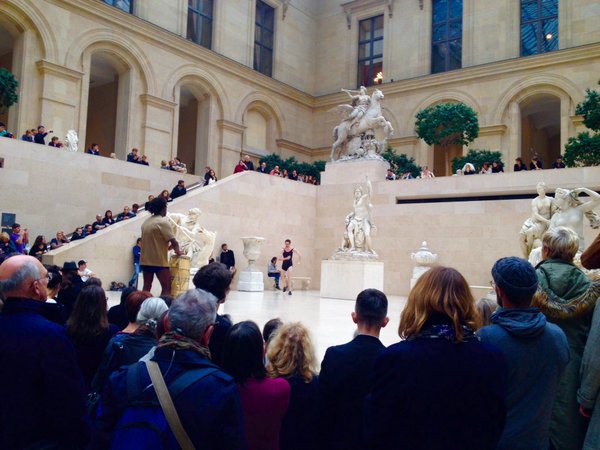 Ősszel performanszművészek lepik el a Louvre-t