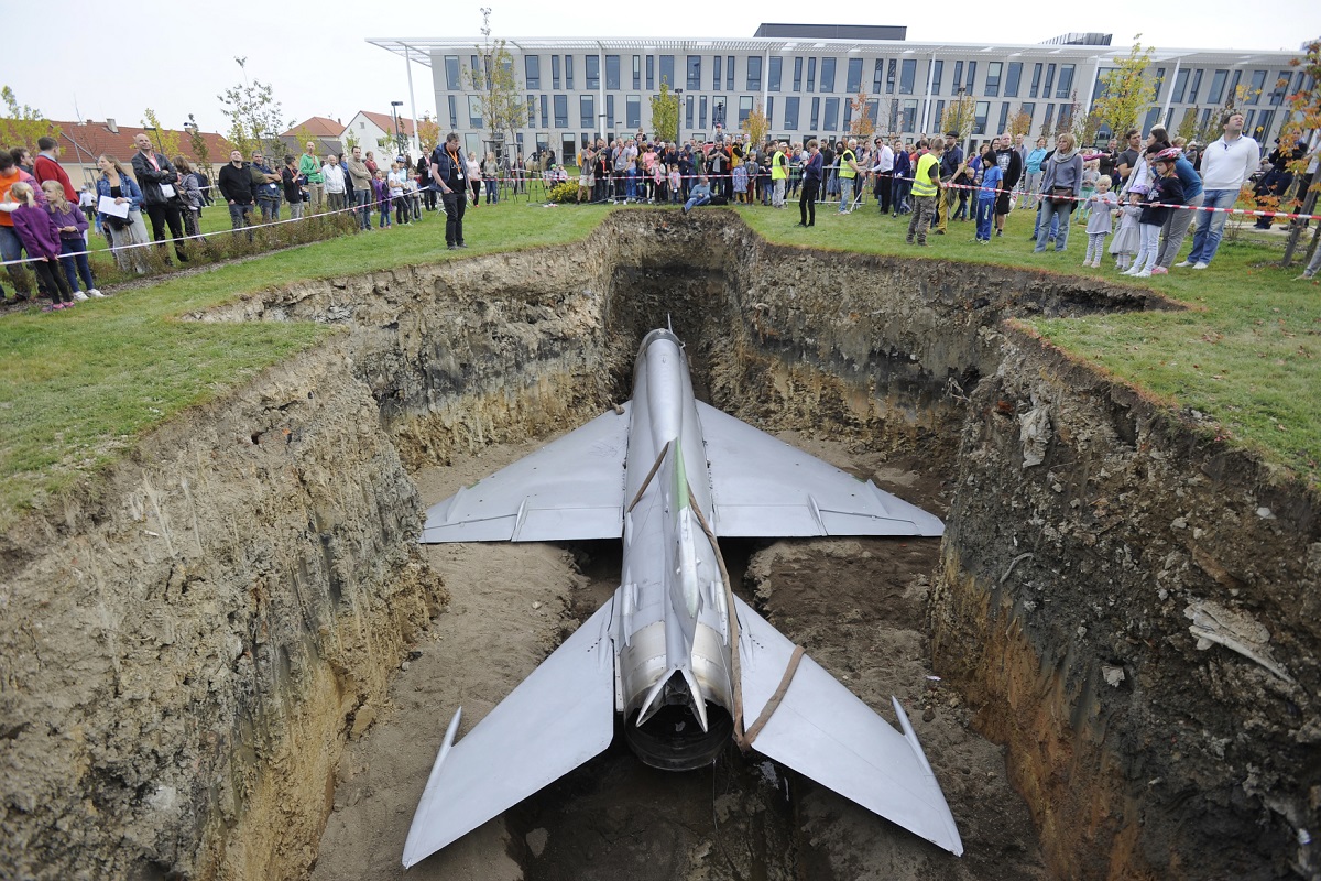 Harci repülőgépeket temet egy brit művész