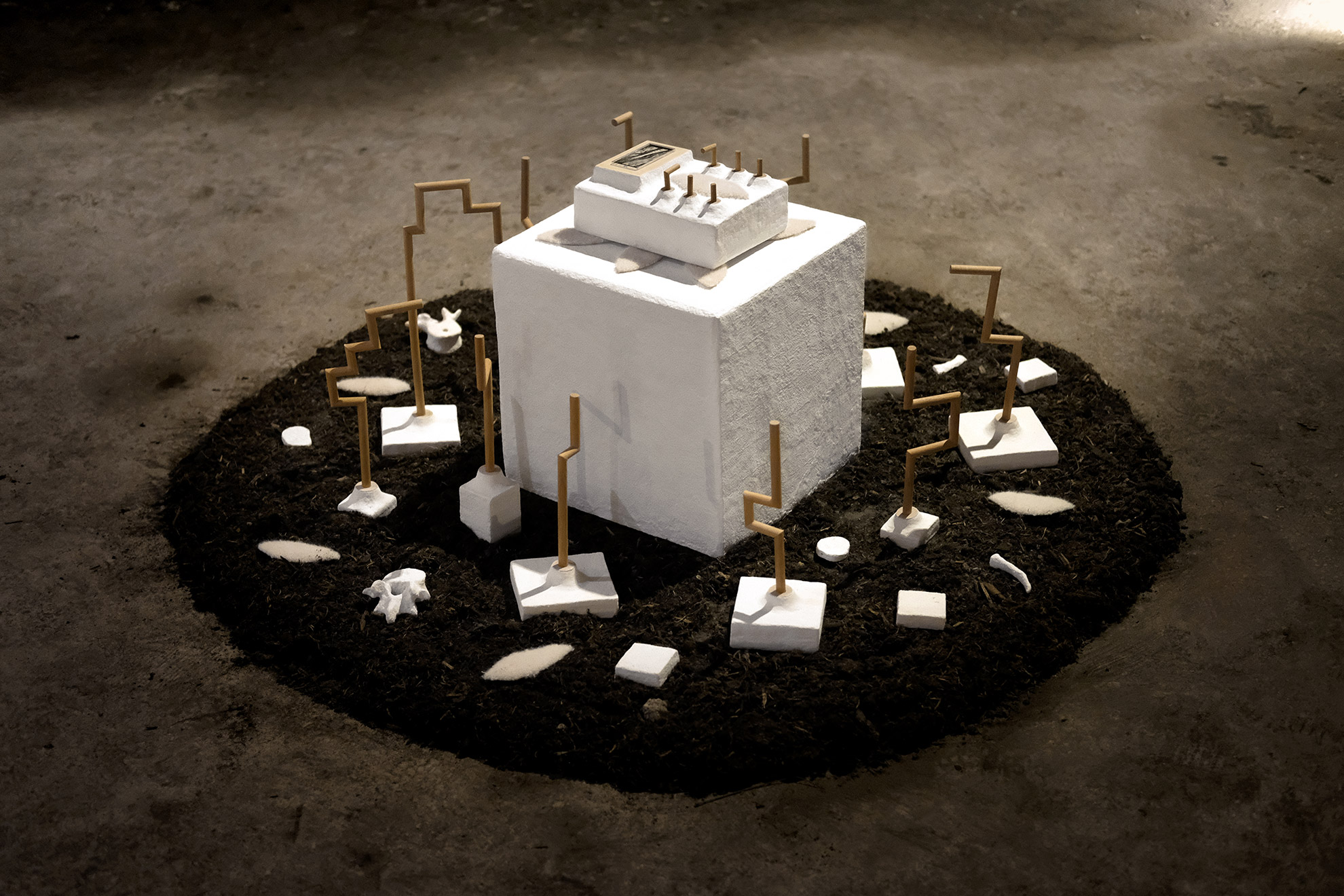 Derűs materializmus Borbély Zita és Metzing Eszter Túlömlünk. Elrendezzük. Szétesik. című kiállításáról