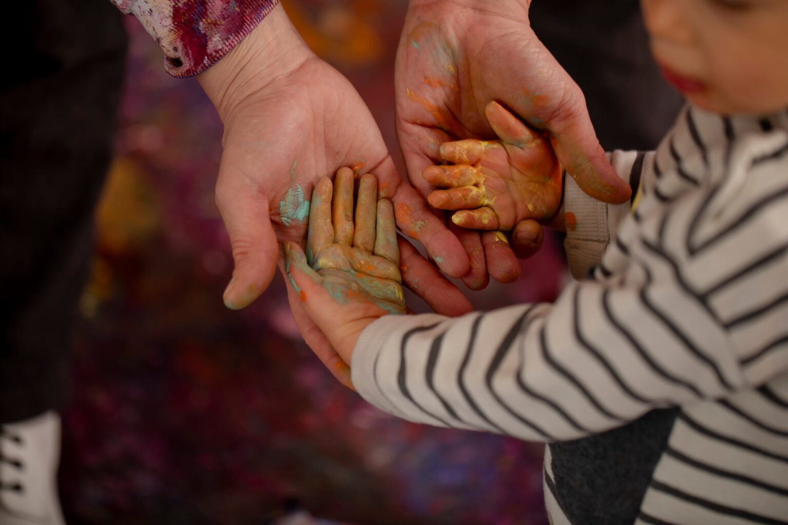 A művészet erejével Ötven kortárs alkotó közös tárlata egy ritka betegséggel élő kisfiúért